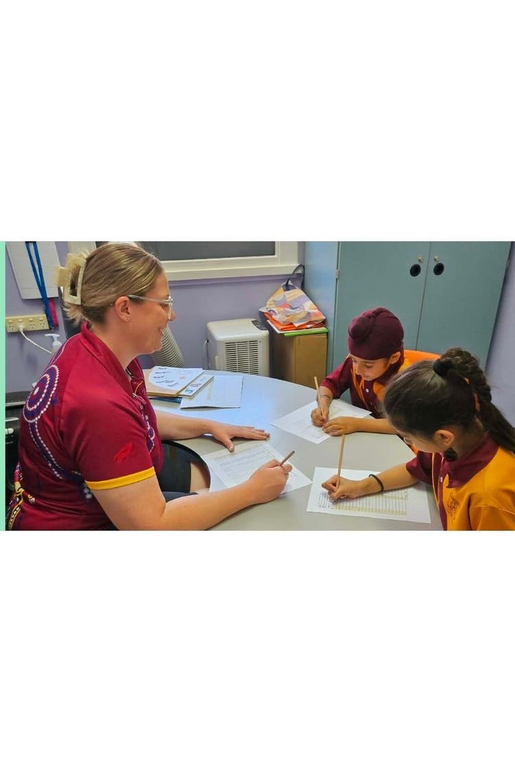 Teachers Aid working with 2 students